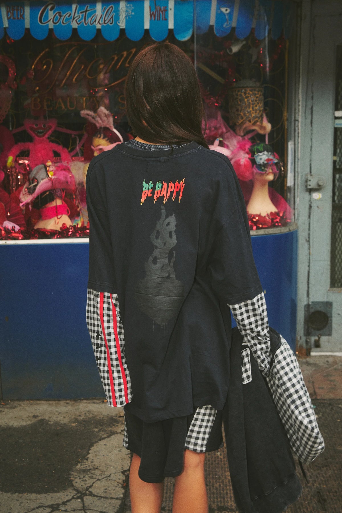 achterkant van de tee met be happy print en gingham mouwen