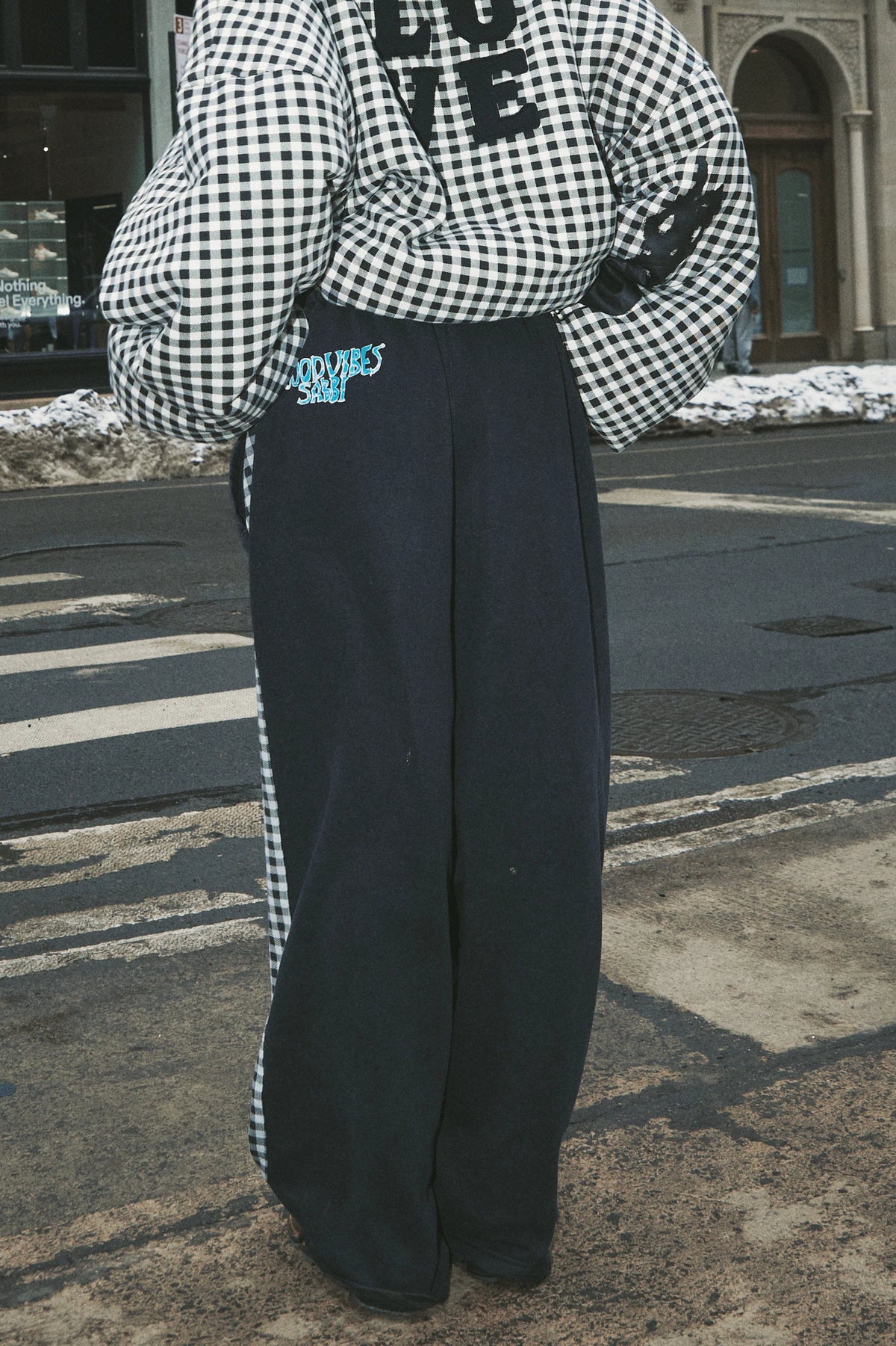 achterkant van de broek met wijde pijpen en gingham bies