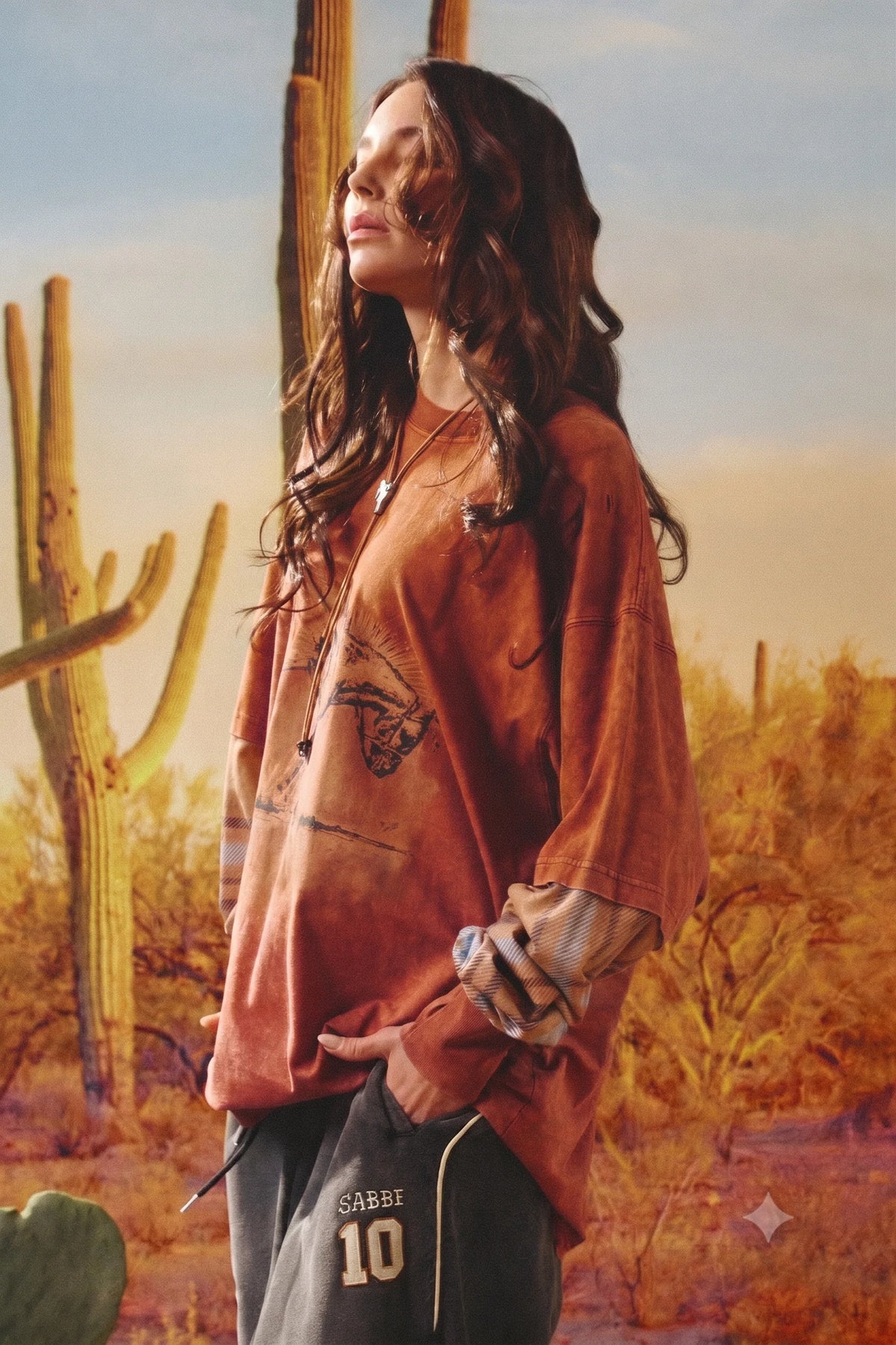 model in profiel met zijaanzicht van de western graphic op de tee