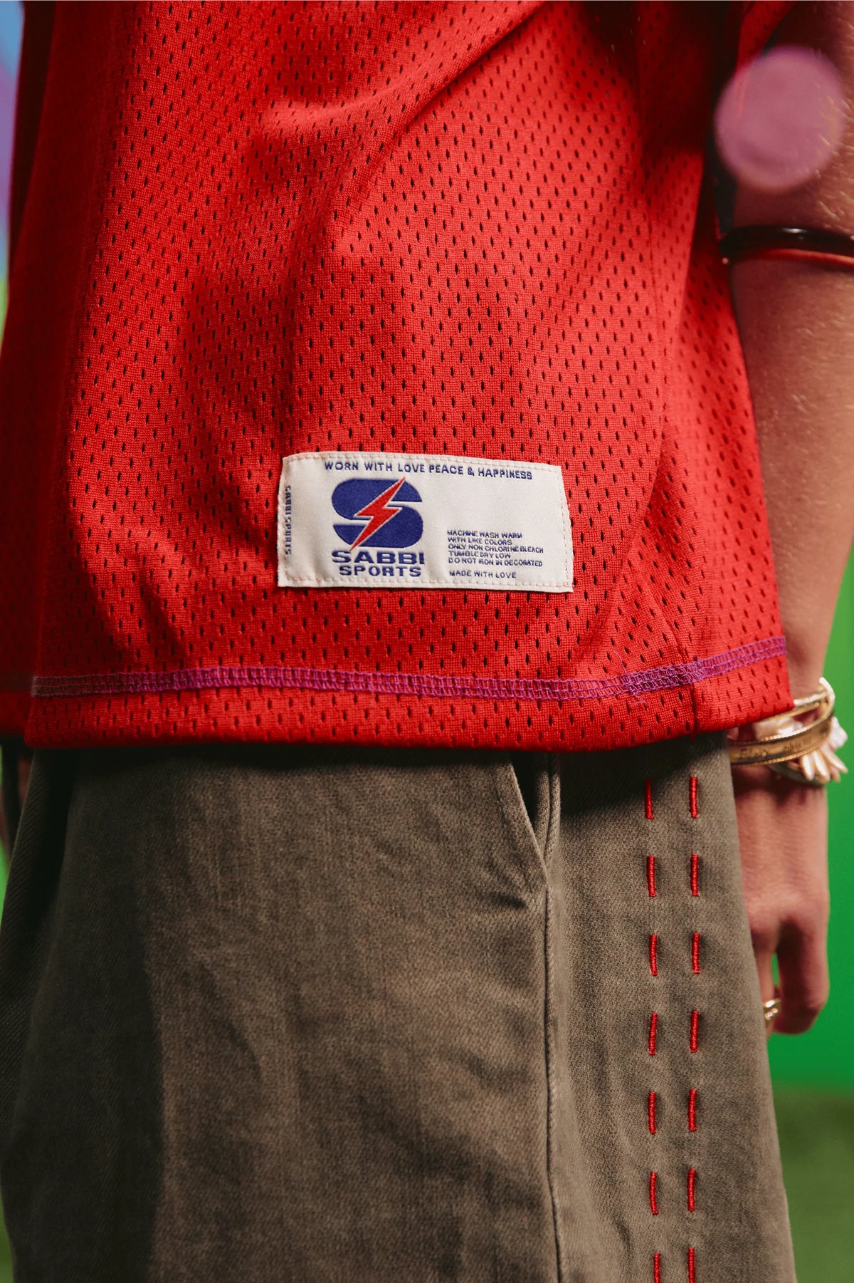 detail van het sabbi label en de zoom van de mesh tee