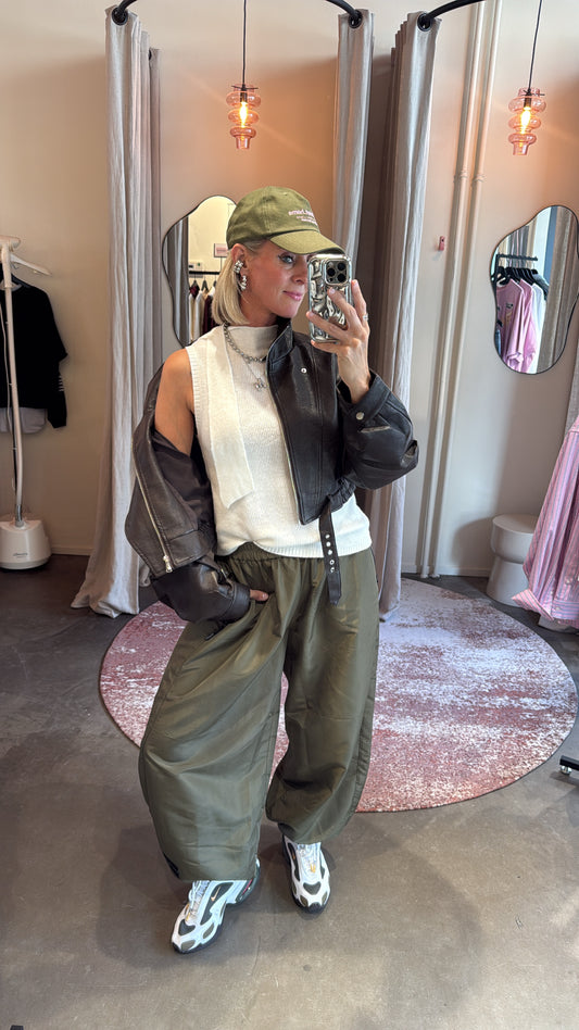 model draagt thalia harem tall pant army van haute l'amitié met leren jack en top