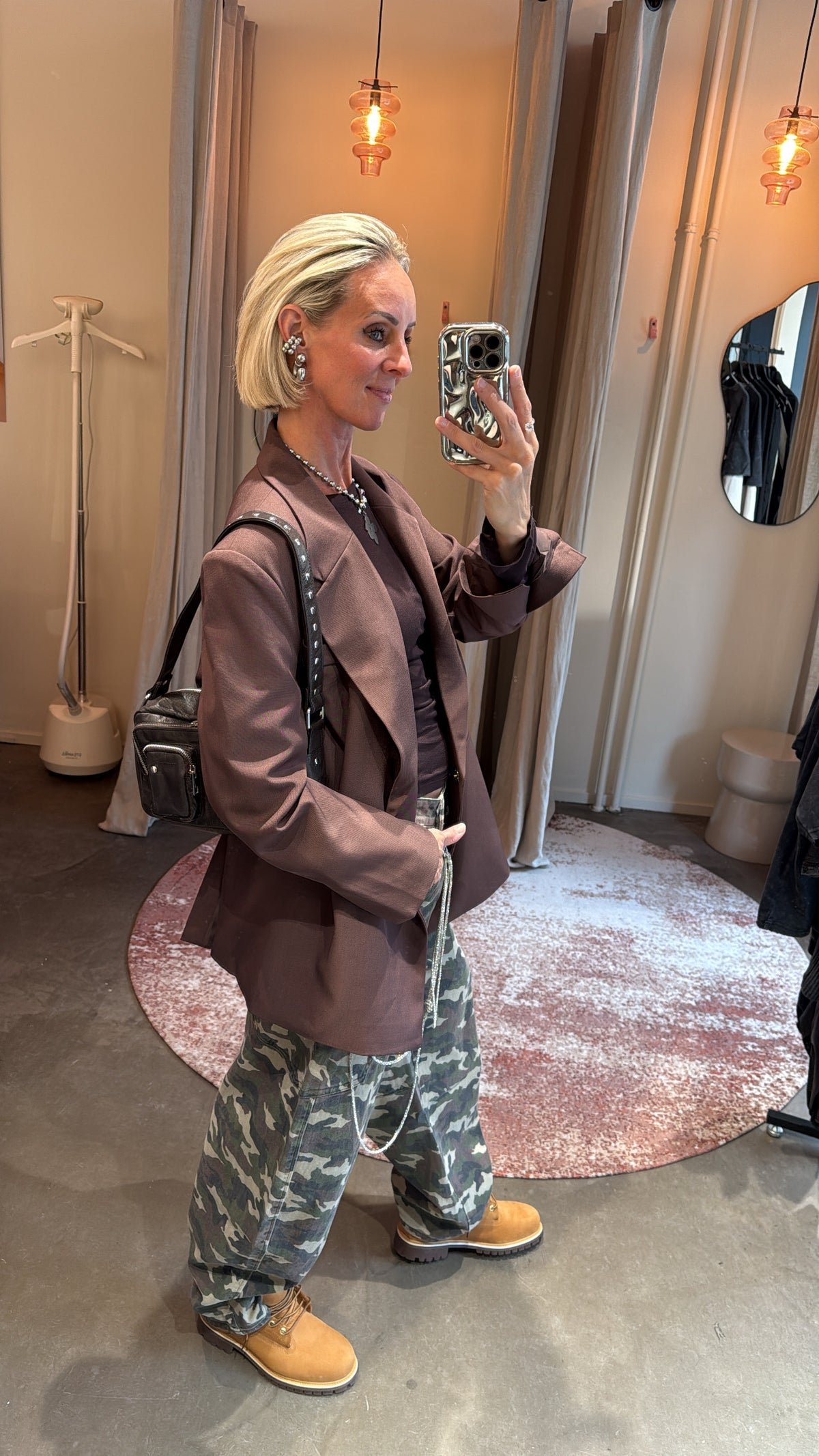 detail van de revers en mouw van de oversized blazer plum, open gedragen