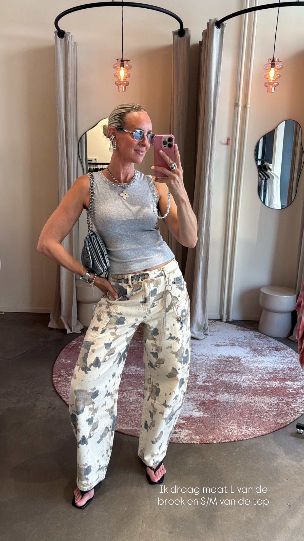studio - balloon jeans print van studio collection, model draagt de broek met grijze top, pasfoto vooraanzicht