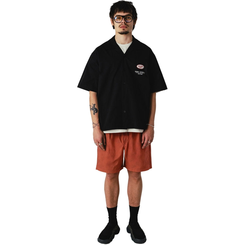 model draagt het shirt losjes dichtgeknoopt, vooraanzicht