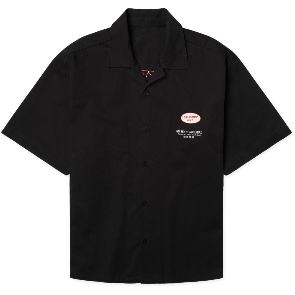 flatlay van het zwarte shirt met borstlogo en knopen