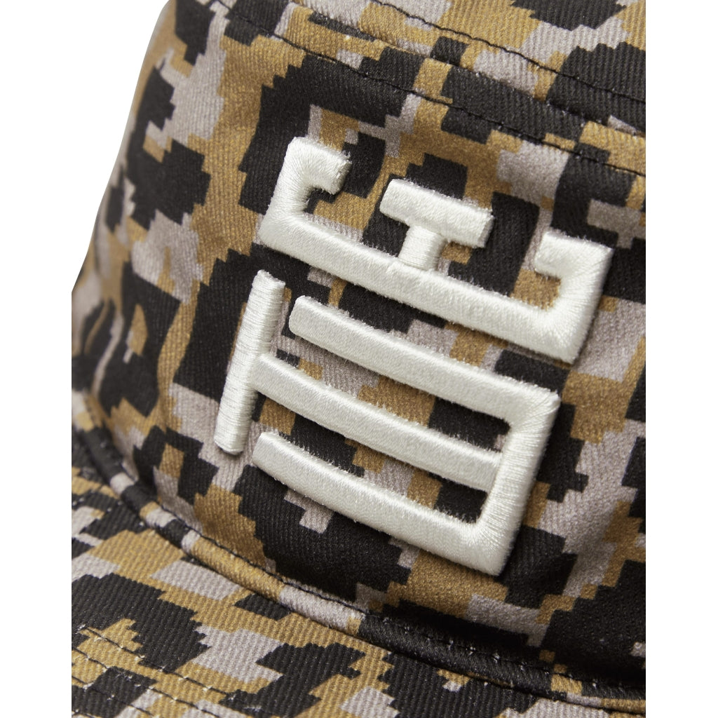 detail van het geborduurde logo op de leopard print