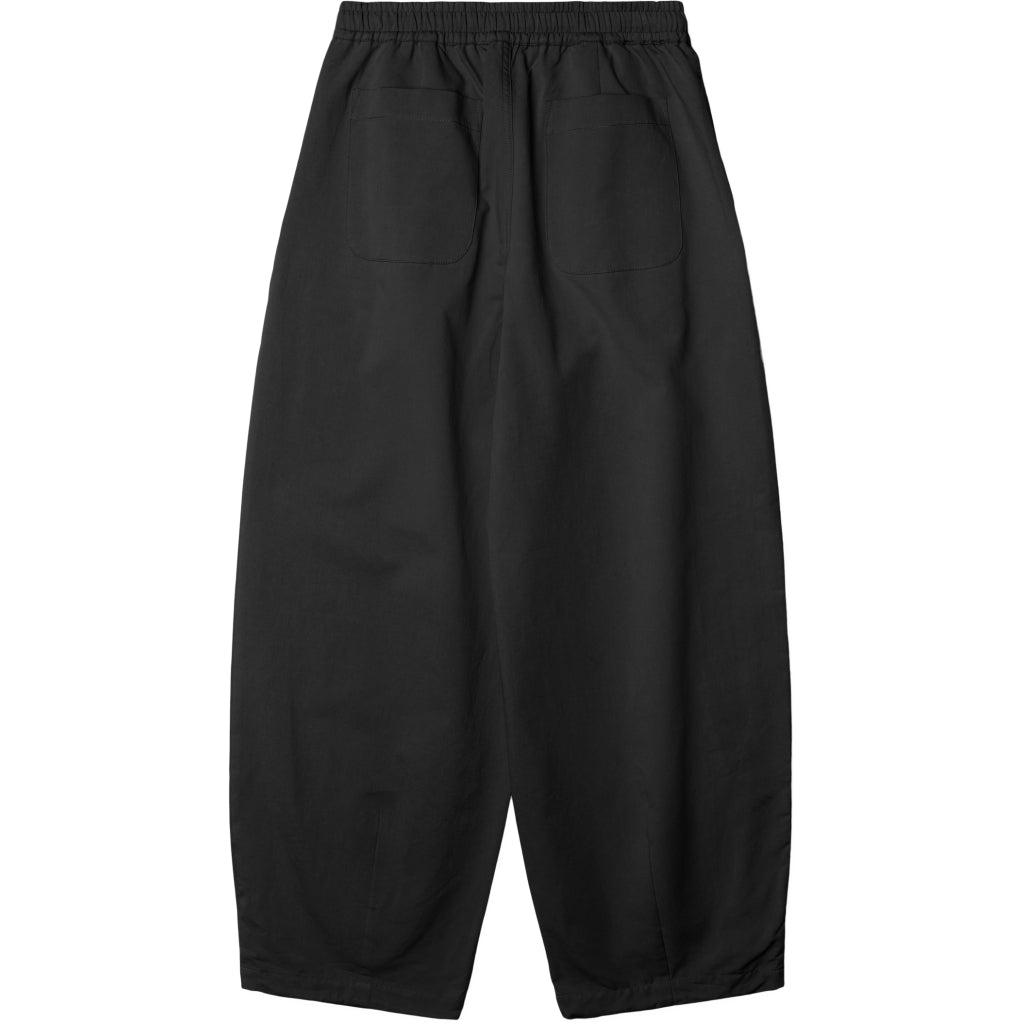 flatlay achterkant van de broek met zichtbare achterzakken