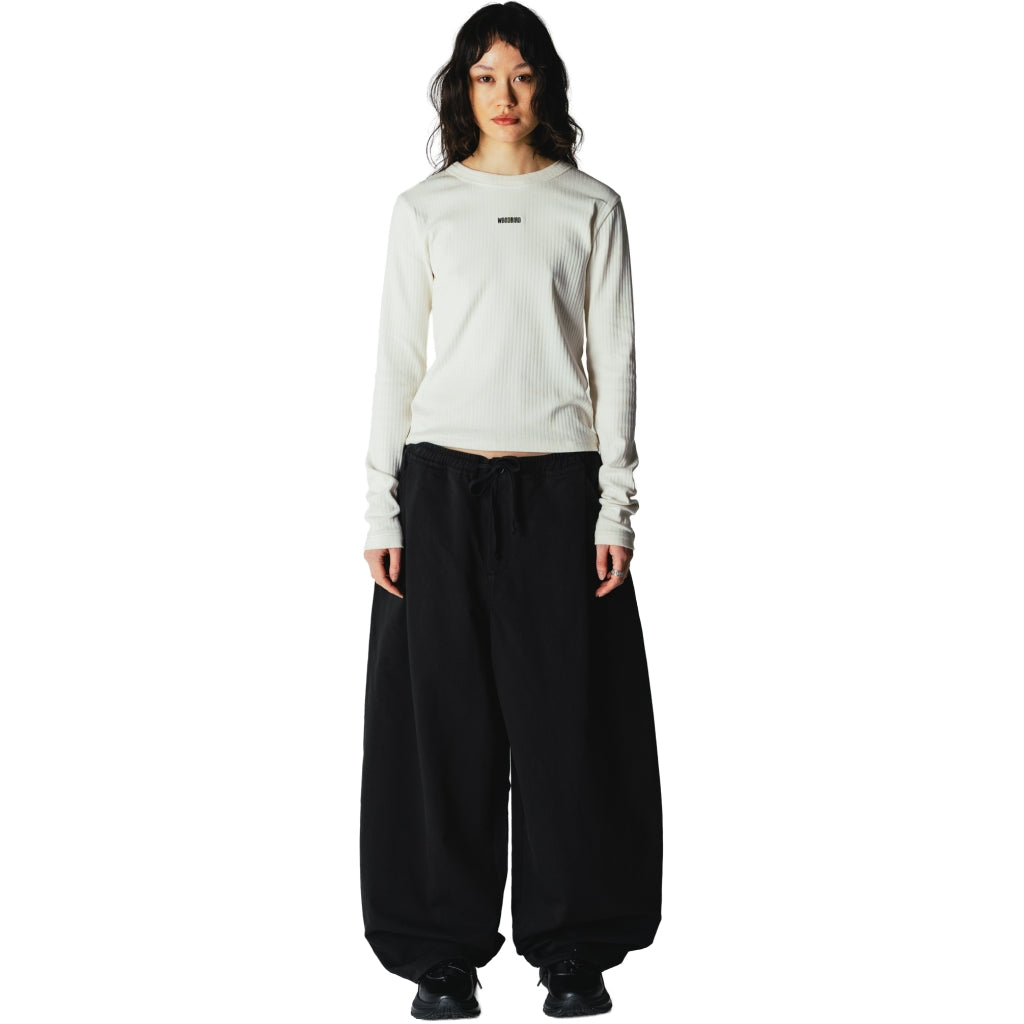 model draagt gaia pants in combinatie met witte top, vooraanzicht