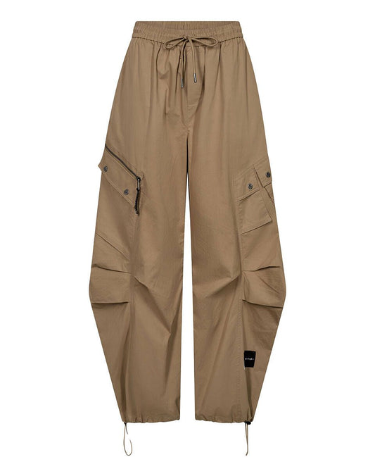 flatlay van de parachute pant in walnut met cargozakken en trekkoord