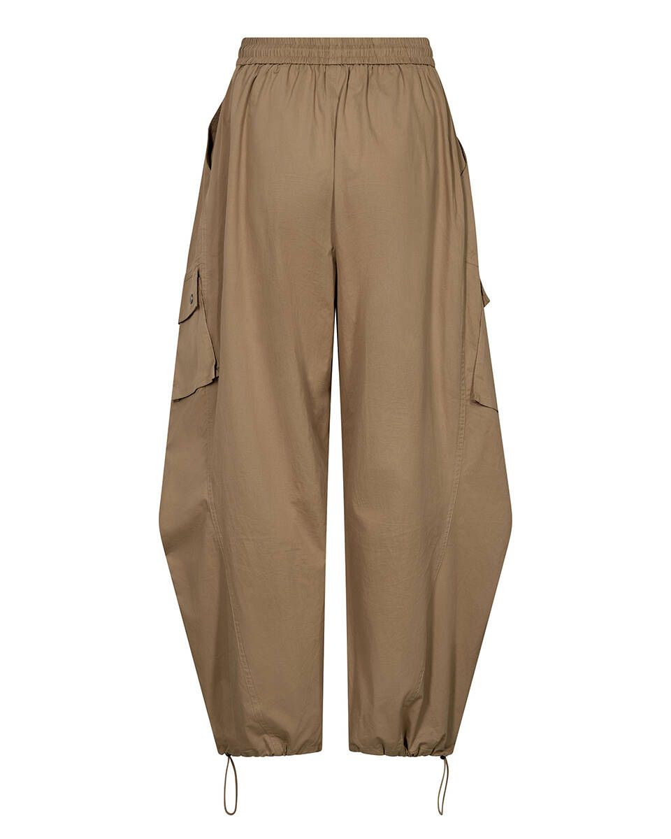achterkant van de broek met elastische taille en trekkoord bij de pijpen