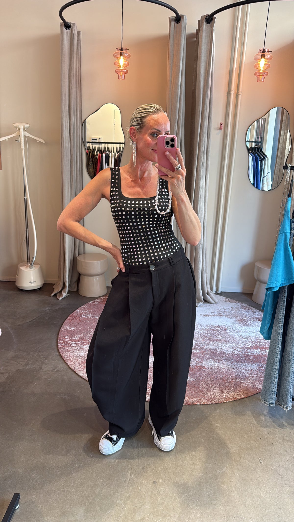 baggy pantalon split black van studio collection, model draagt hem met stippen top, vooraanzicht