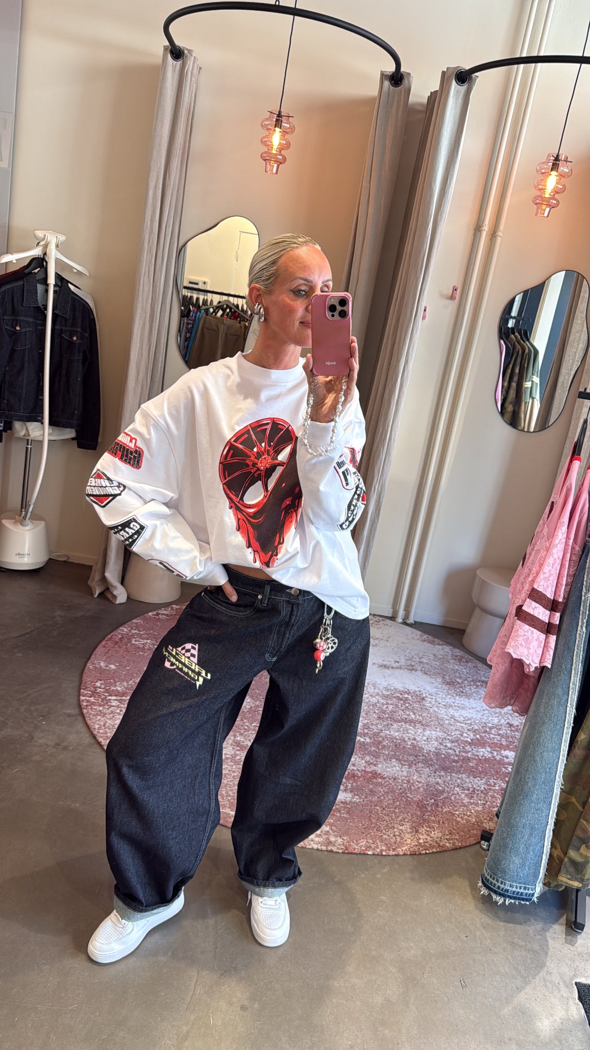 spiegelselfie in de winkel, longsleeve gecombineerd met wide fit jeans