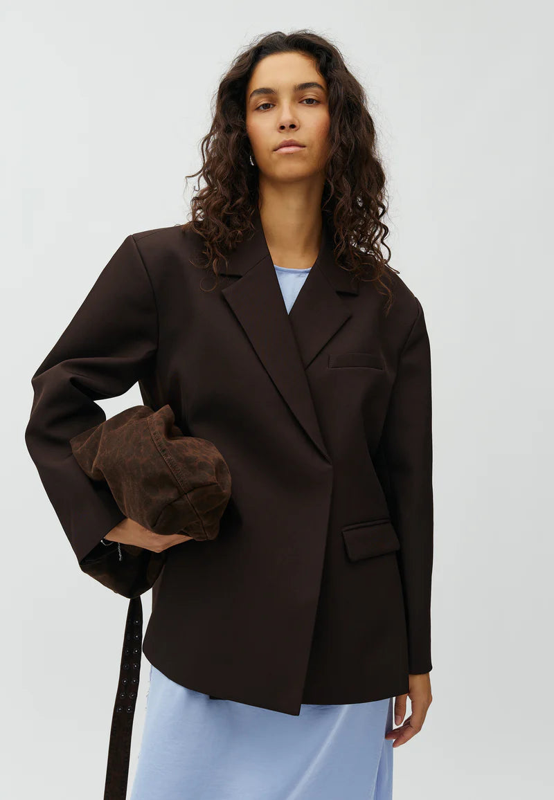 model draagt mbym oversized blazer java in donkerbruin, vooraanzicht