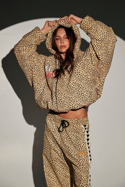sabbi the big cat energy puffer, model draagt leopardprint set met capuchon op, vooraanzicht