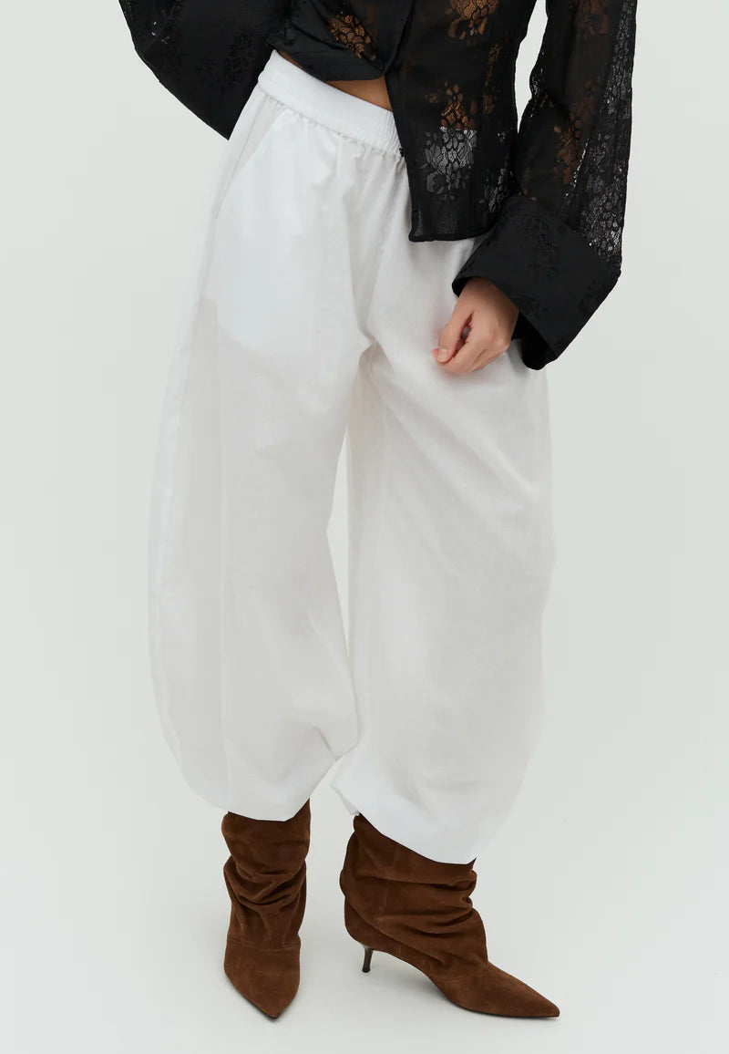 model draagt eawyn pants van mbym, witte broek in ballon model, vooraanzicht
