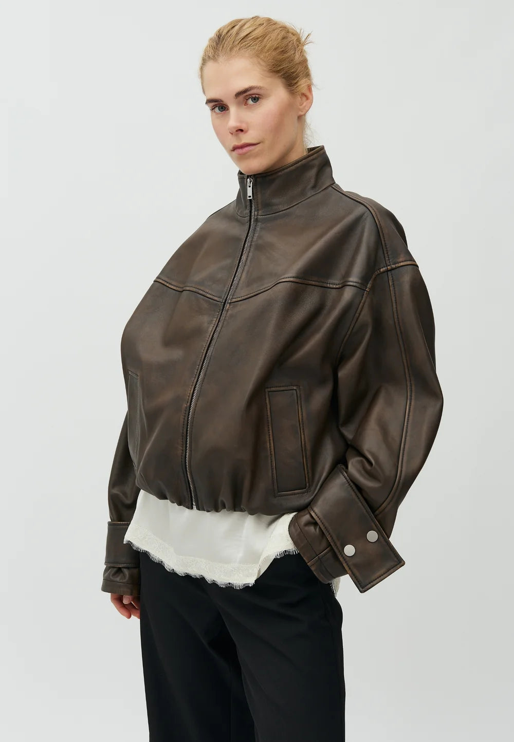 model draagt mbym rhea jacket, leren jack met vintage look, vooraanzicht