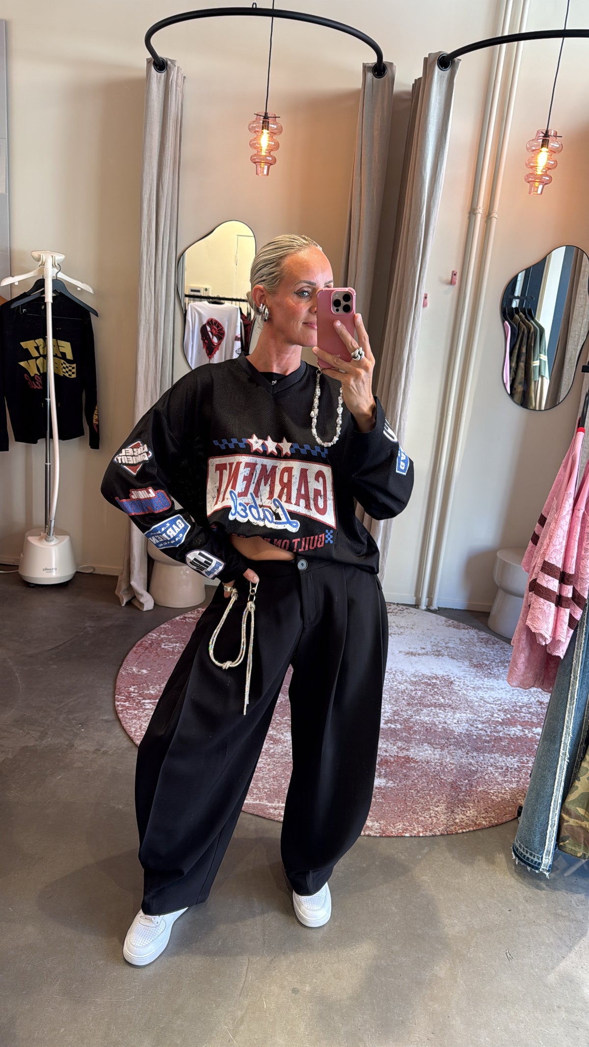 no rules jersey black van label garment, gedragen met wijde broek in de paskamer