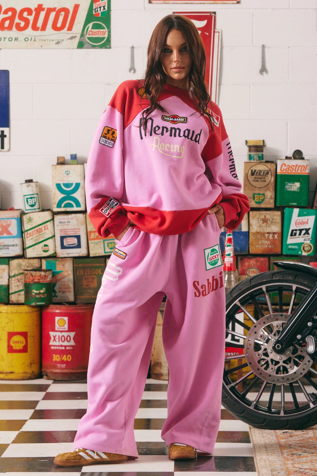model draagt diego jumper met bijpassende broek, volledige outfit in garage setting