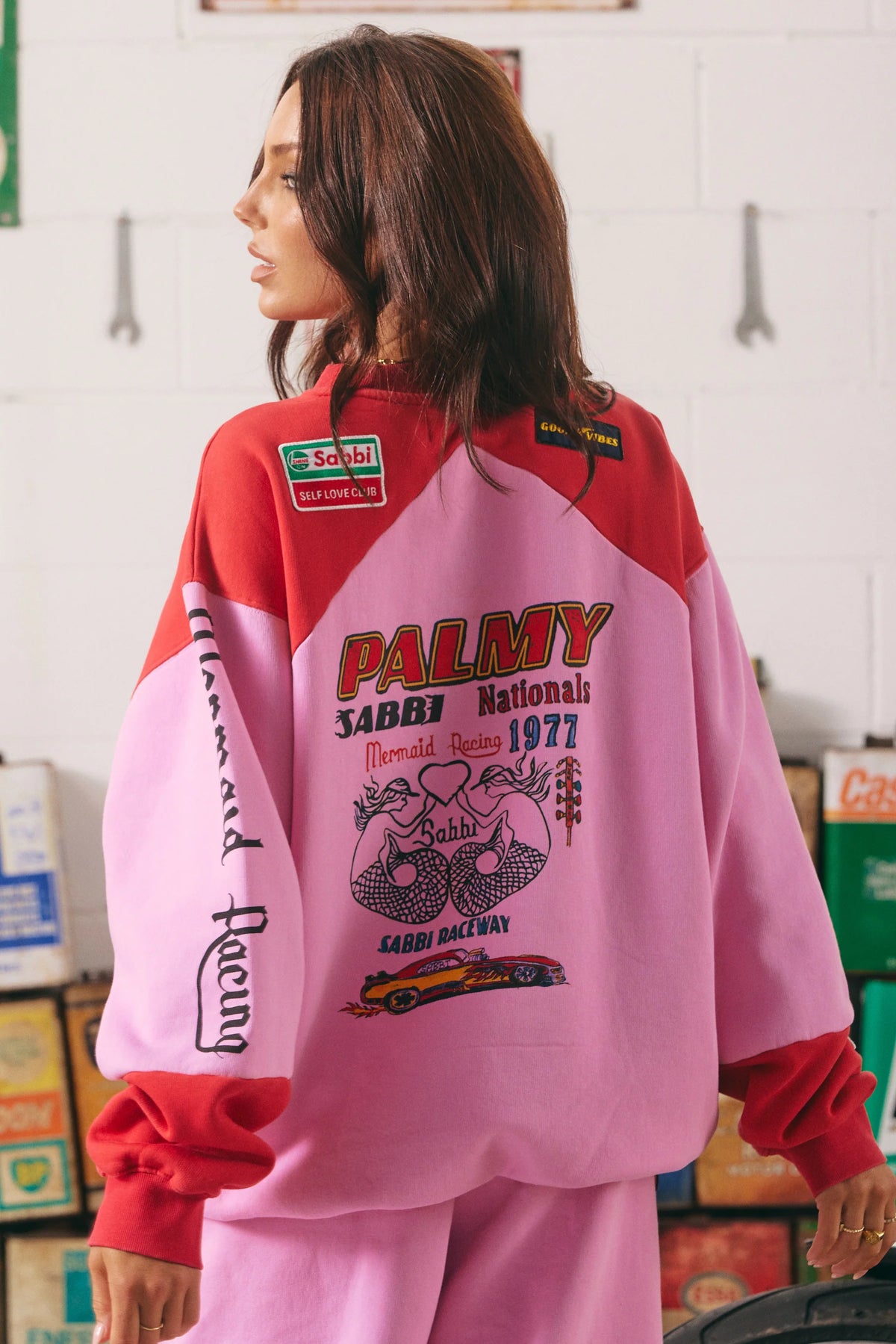 achterkant van de diego jumper met grote print en geborduurde badges op schouders