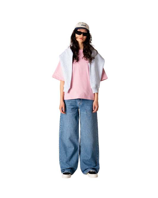 model draagt aya hope jeans blue met roze t-shirt en grijs vest, vooraanzicht