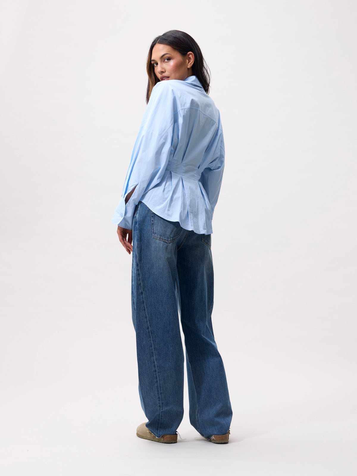 model draagt blouse with waist pleats blue van catwalk junkie, achteraanzicht met getailleerde plooien