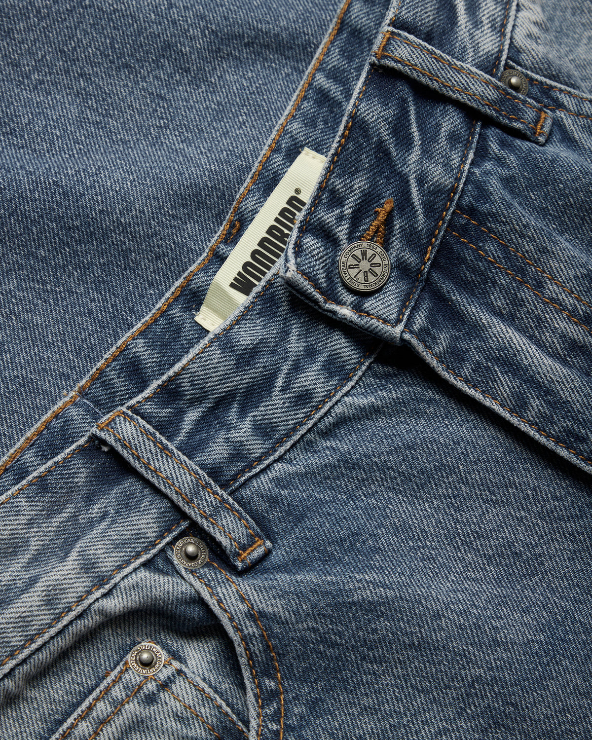 detail van de sluiting en het merklabel van de vega light jeans