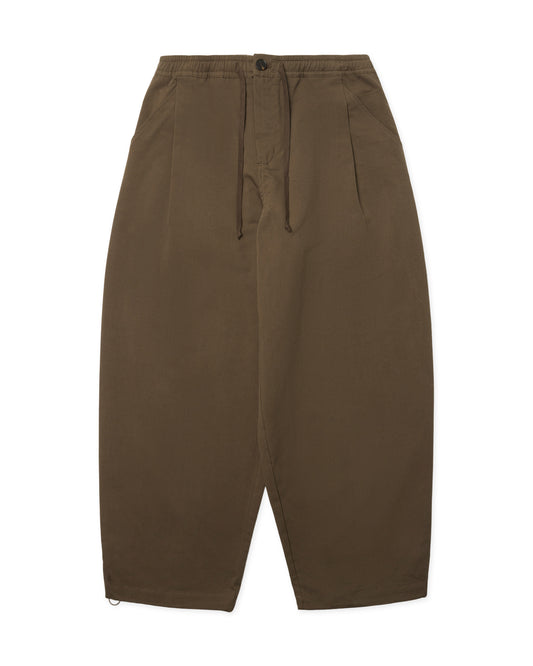 woodbird gaia pants brown, flatlay voorkant met elastische taille en koord