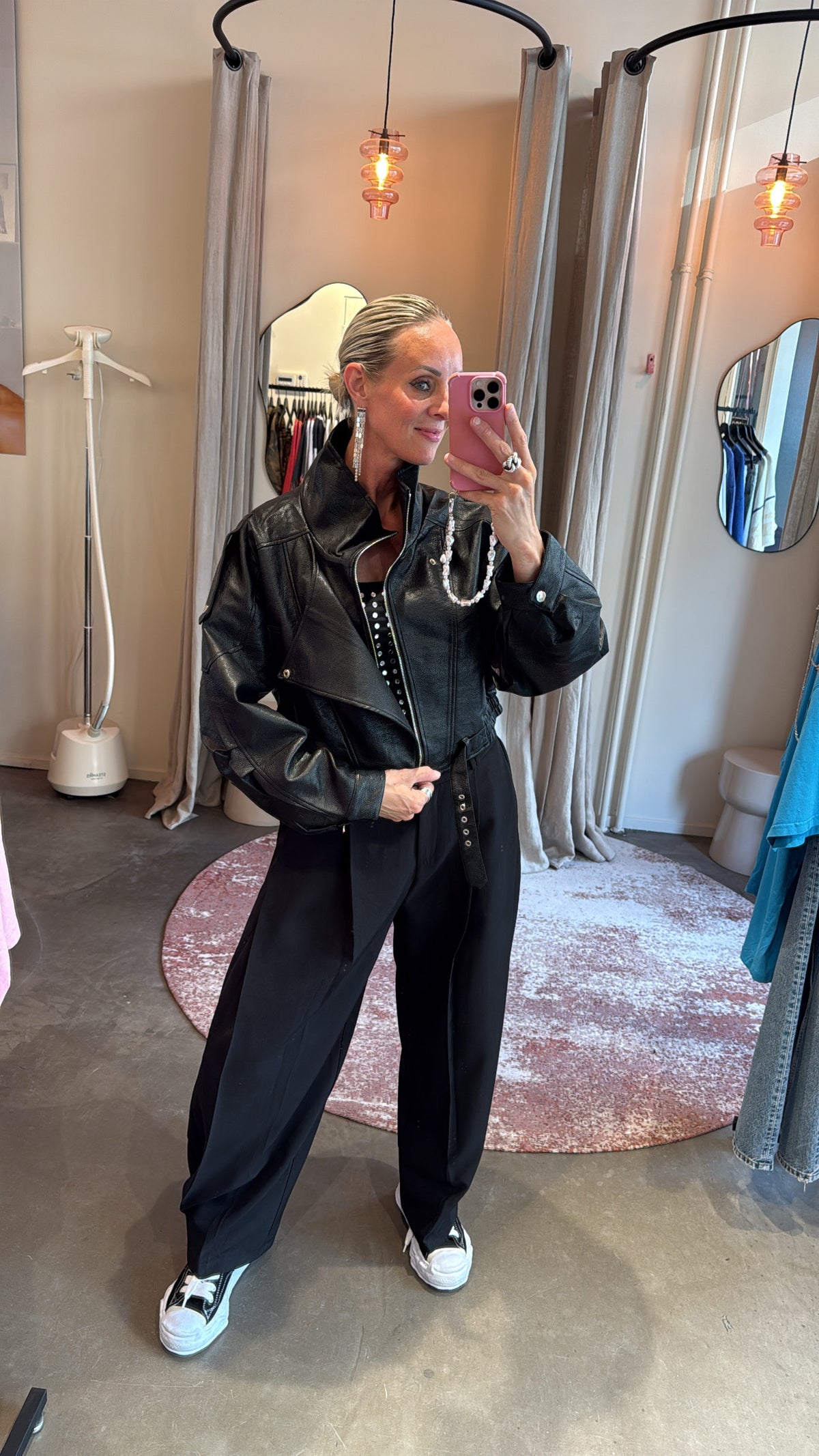 detail van kraag en rits van de cropped bikerjacket black, vooraanzicht