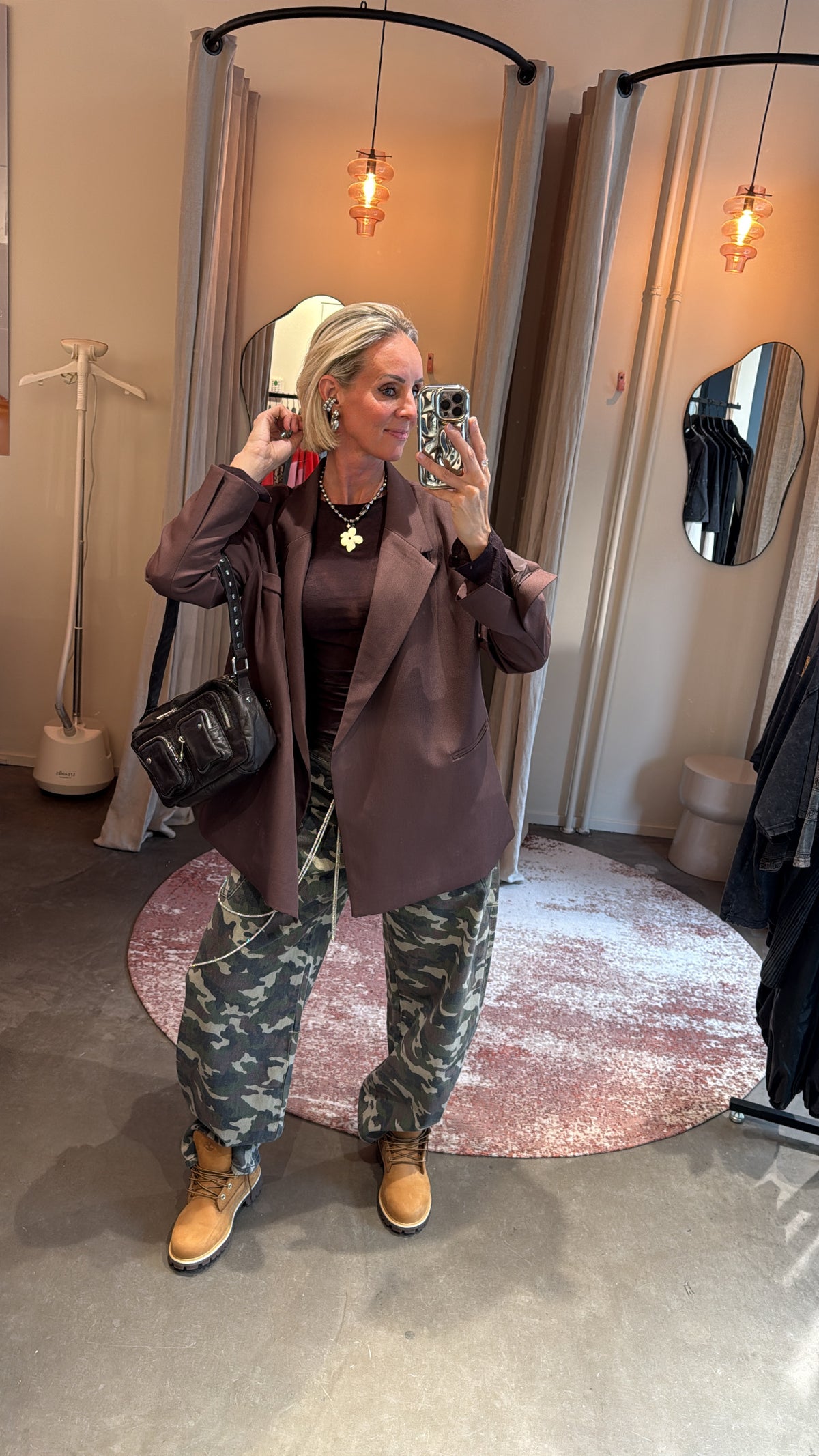 oversized blazer plum van studio collection, open gedragen over top en camo broek
