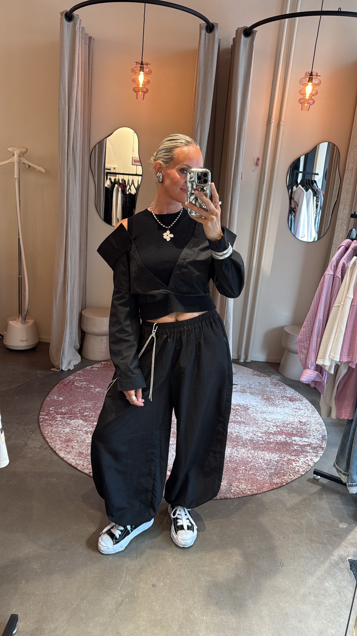 model draagt haute l'amitié thalia harem tall pant black met zwarte top, pashokje vooraanzicht