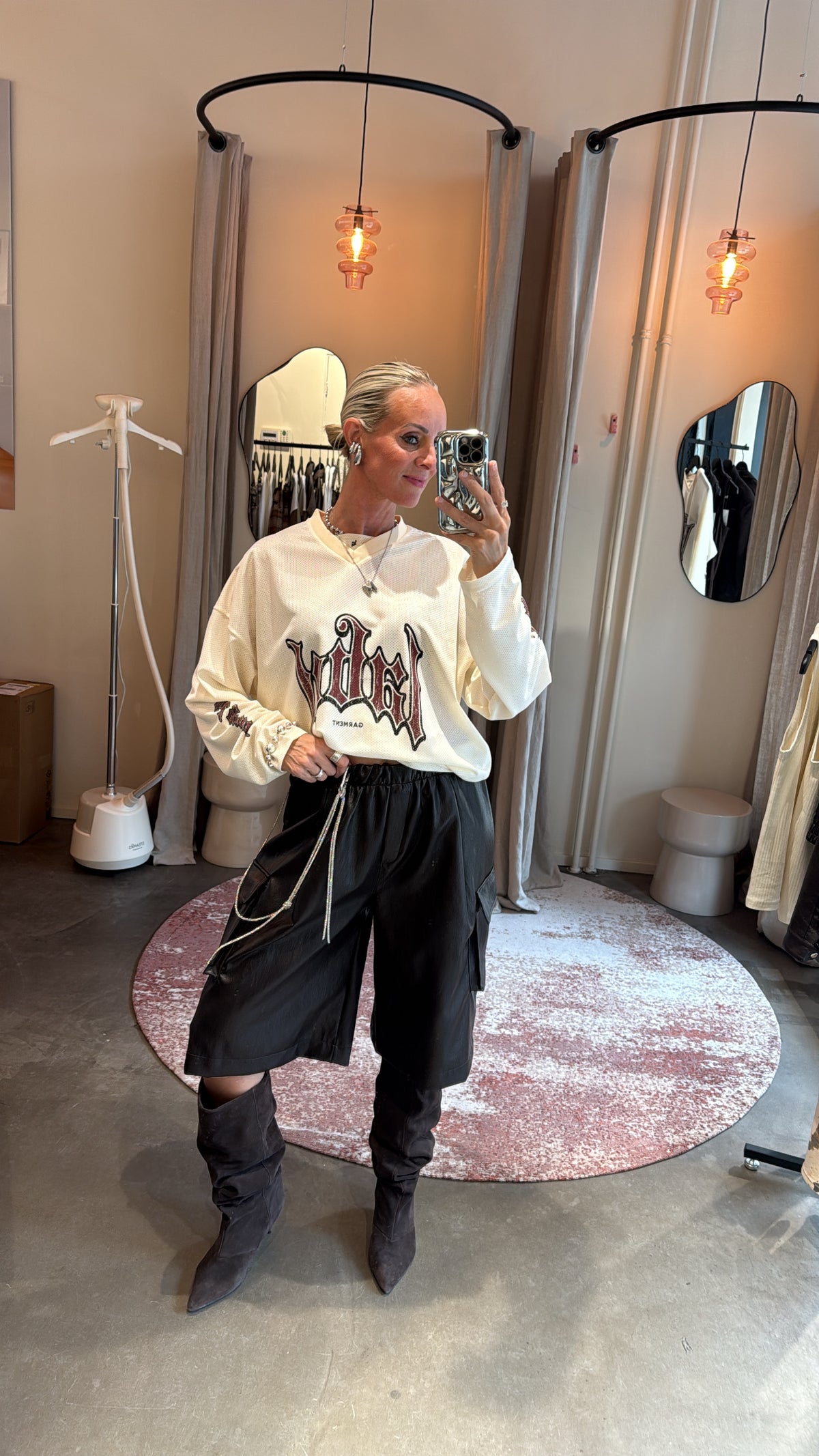 model draagt jort vegan leather brown van studio collection, vooraanzicht in paskamer