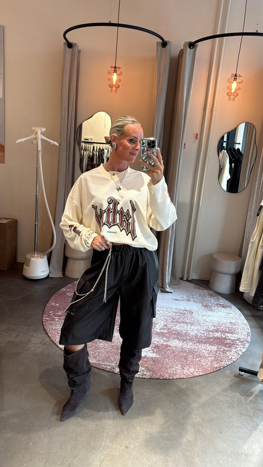 model draagt jort vegan leather brown van studio collection, vooraanzicht in paskamer
