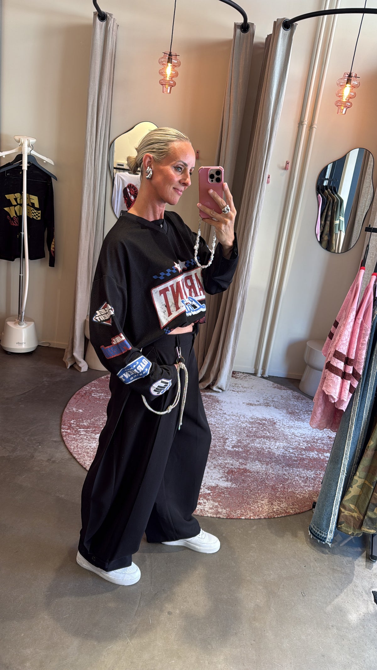 zijaanzicht van model in no rules jersey black, gecombineerd met wijde zwarte broek