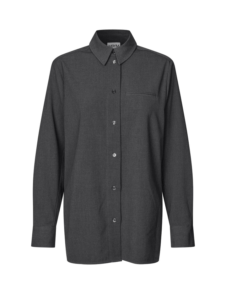 mbym tomine oversized blouse in antraciet, flatlay vooraanzicht met borstzak en knopen