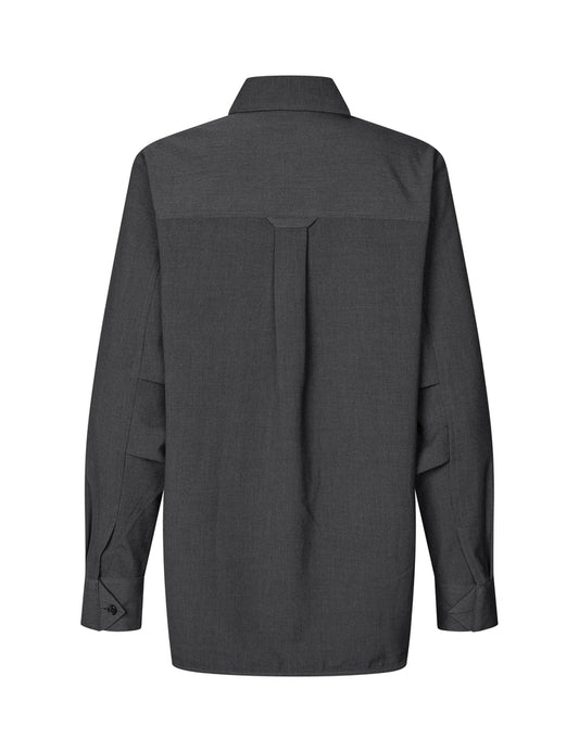 achterkant van de blouse met plooidetail en manchetten