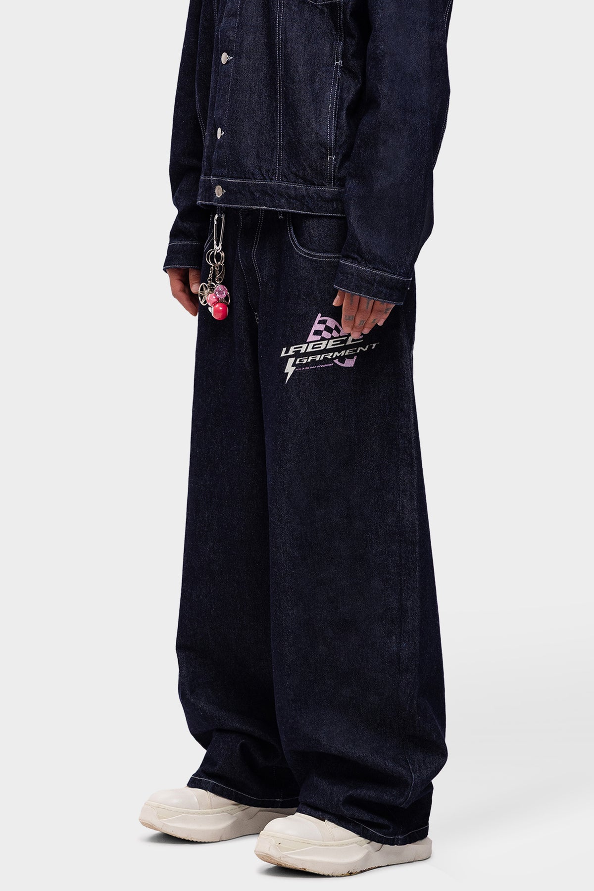 zijaanzicht pitlane denim pants, barrel fit en print goed zichtbaar