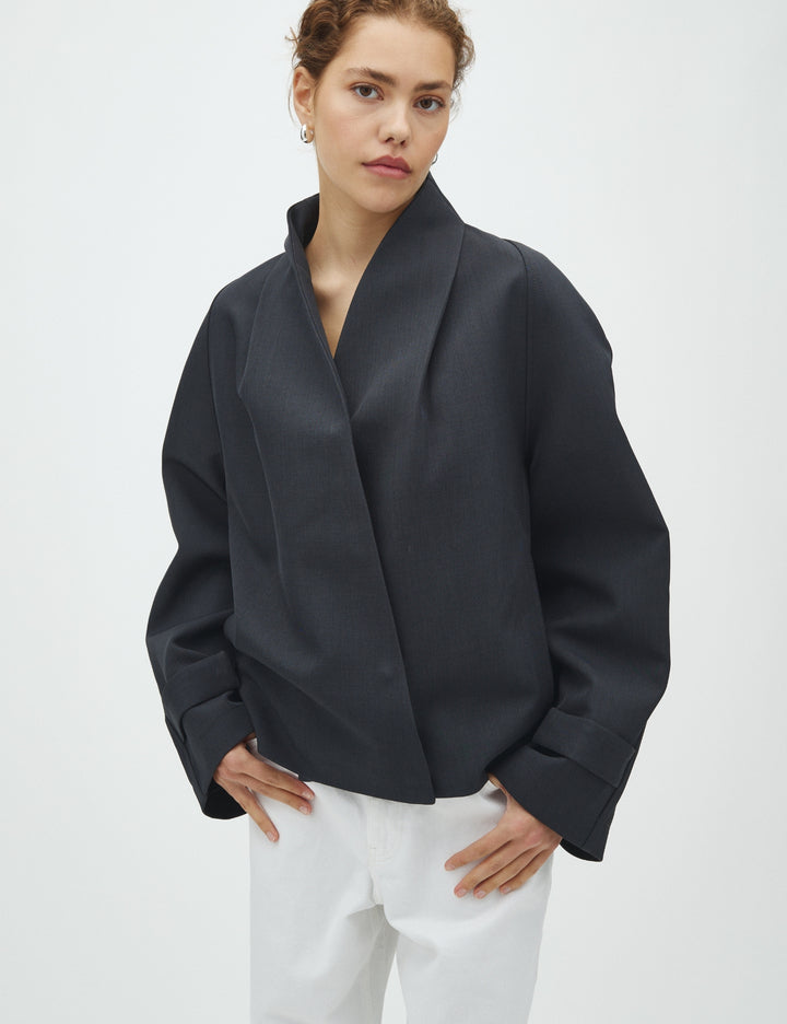 model draagt mbym paloa jacket steel grey, hoge kraag en omslag uitdrukking vooraanzicht