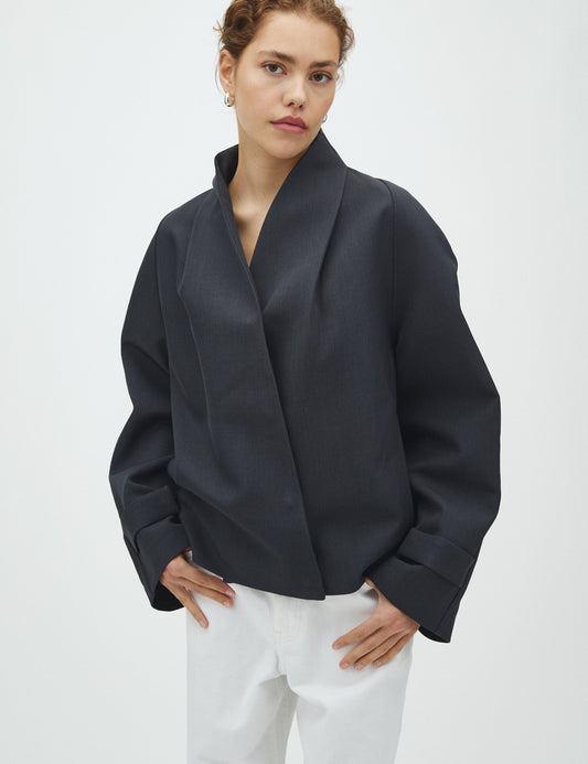 model draagt mbym paloa jacket steel grey, hoge kraag en omslag uitdrukking vooraanzicht
