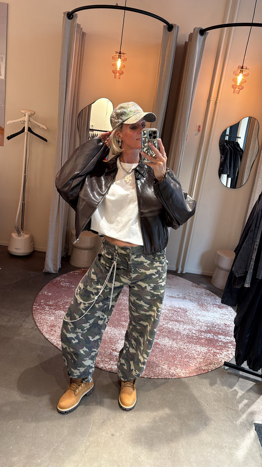 model draagt army balloon jeans van studio collection met camouflageprint, frontaal