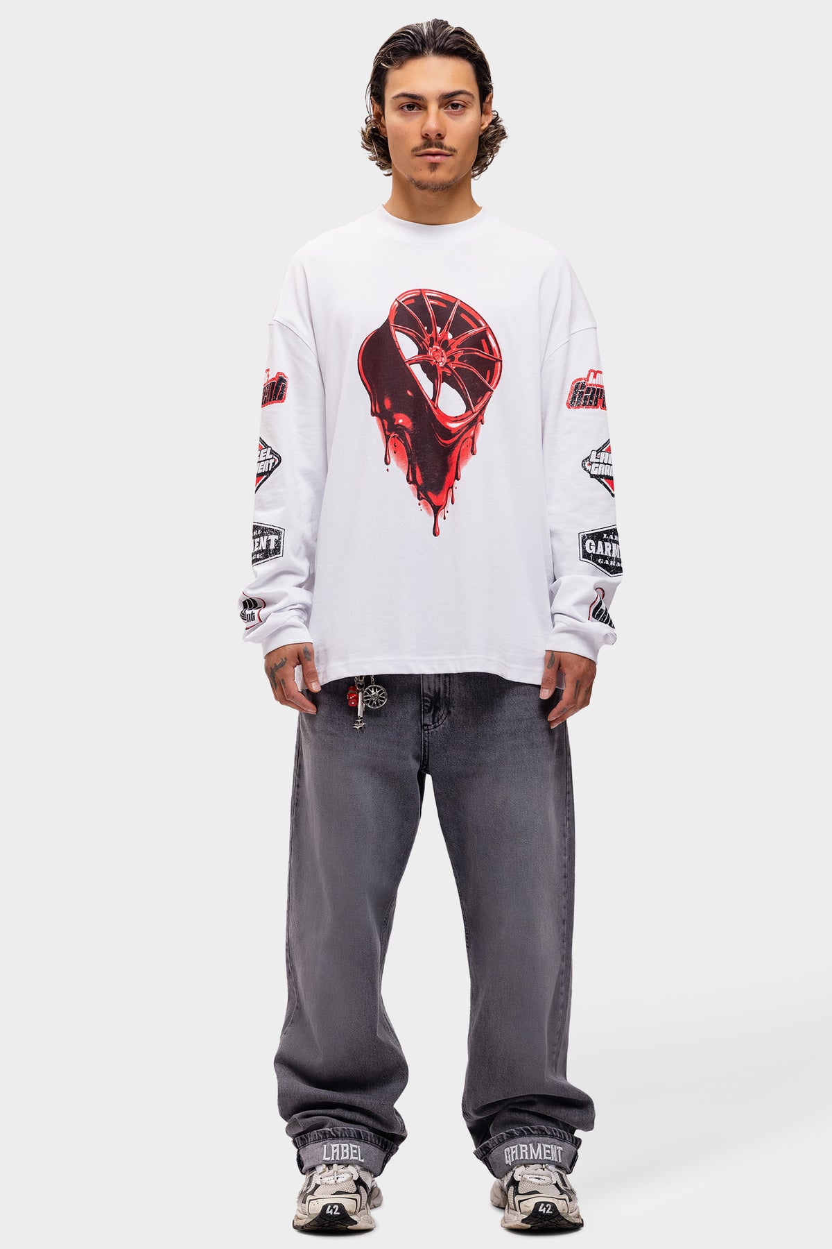 label garment burnout longsleeve tee pure white, model draagt oversized longsleeve met printopdruk, vooraanzicht