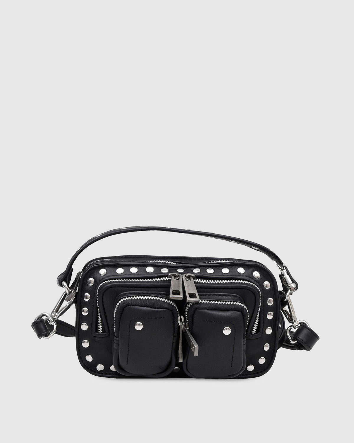 núnoo helena pure disco black tas met studs, voorkant met dubbele voorvakken