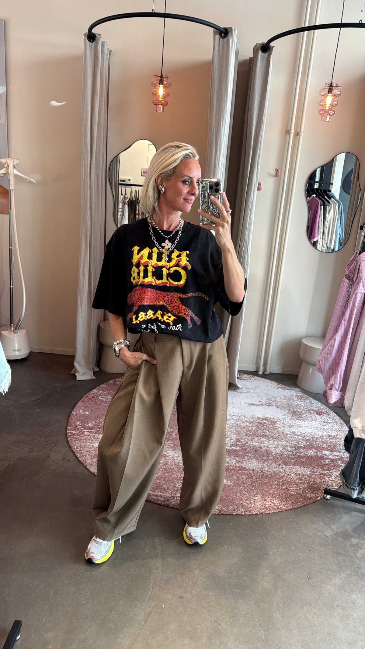 baggy pantalon split bruin van studio collection, model draagt broek met oversized tee in paskamer