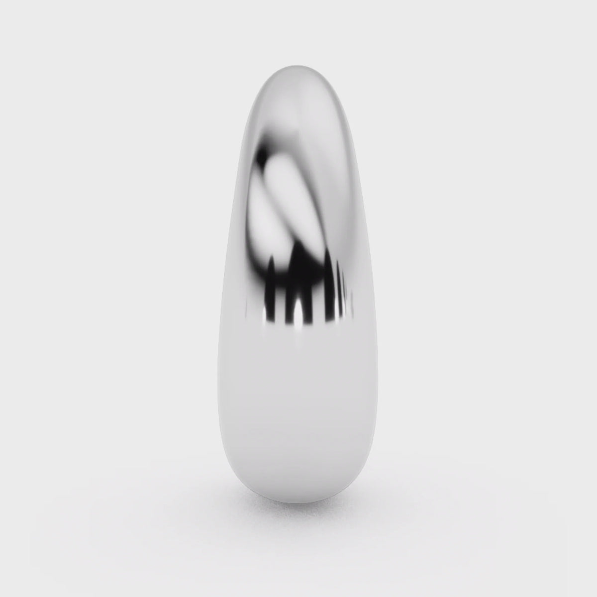 detailfoto van de gebolde vorm en glanzende rhodium afwerking van de earstud