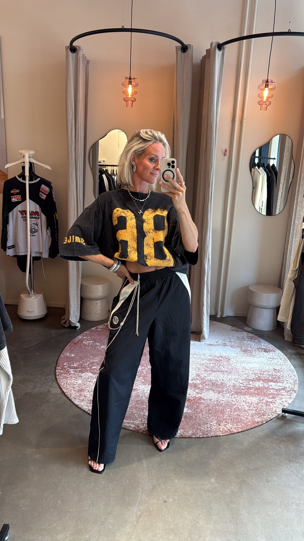 woodbird poke sports pants, model draagt zwarte sportbroek met wit bies, pashokfoto vooraanzicht