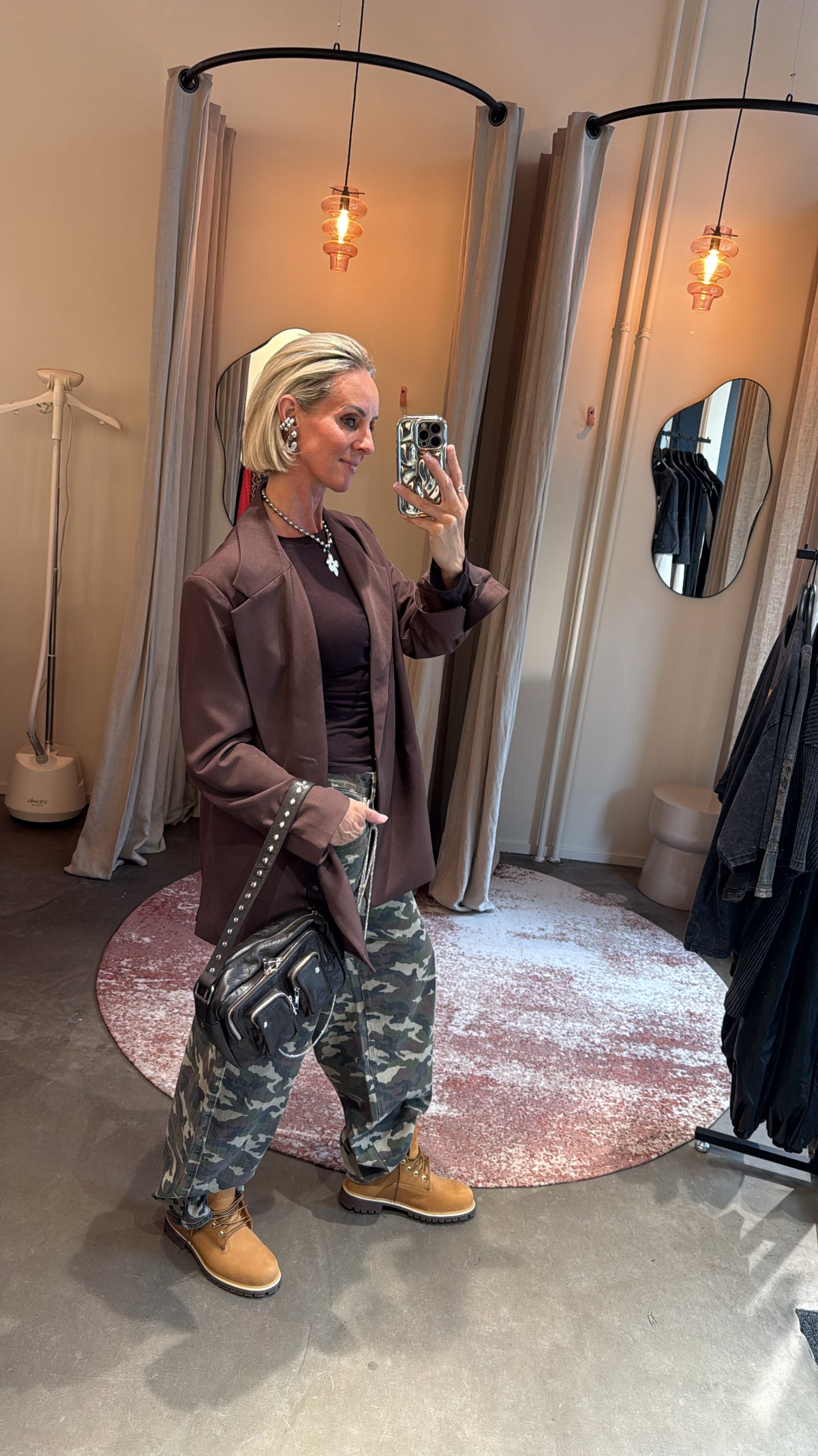 model draagt oversized blazer plum open, zijaanzicht in paskamer