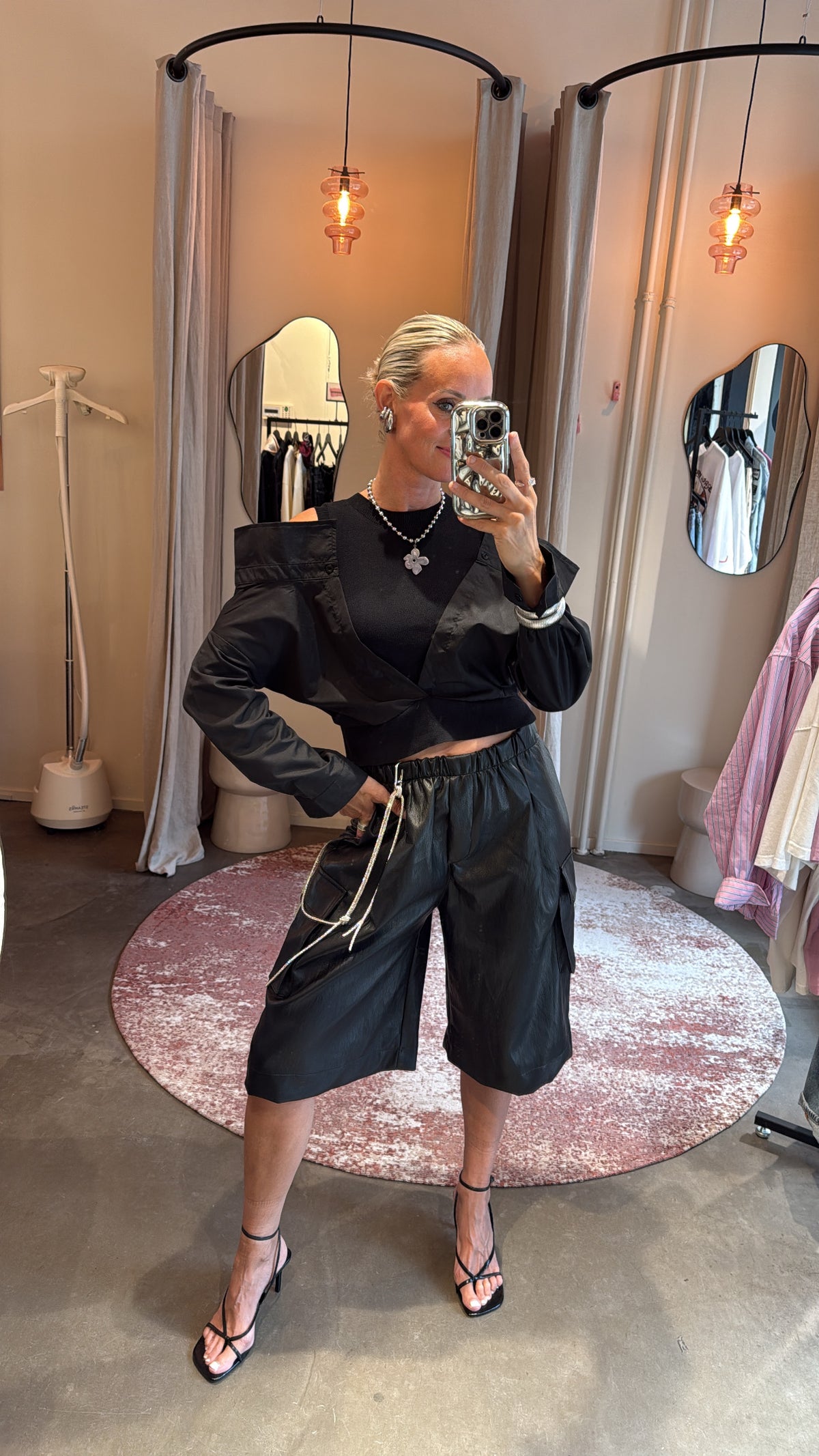 model draagt jort vegan leather black van studio collection, vooraanzicht met zwarte top