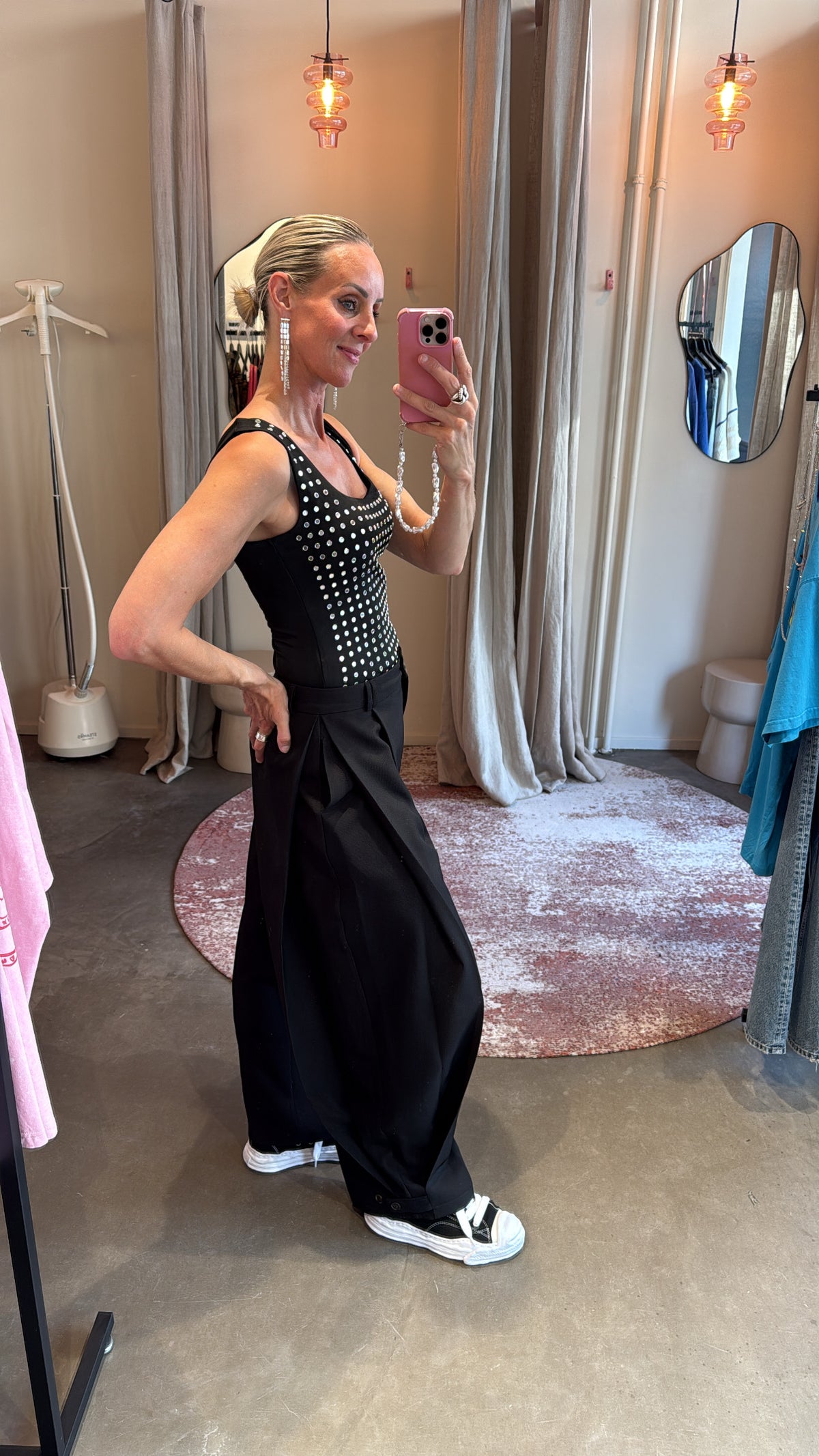 zijaanzicht van de baggy pantalon split black, split aan de zijkant duidelijk zichtbaar