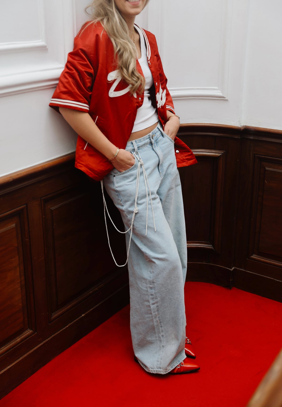 long glitter chain van maasvan. gedragen aan lichte jeans, model in rode bomber