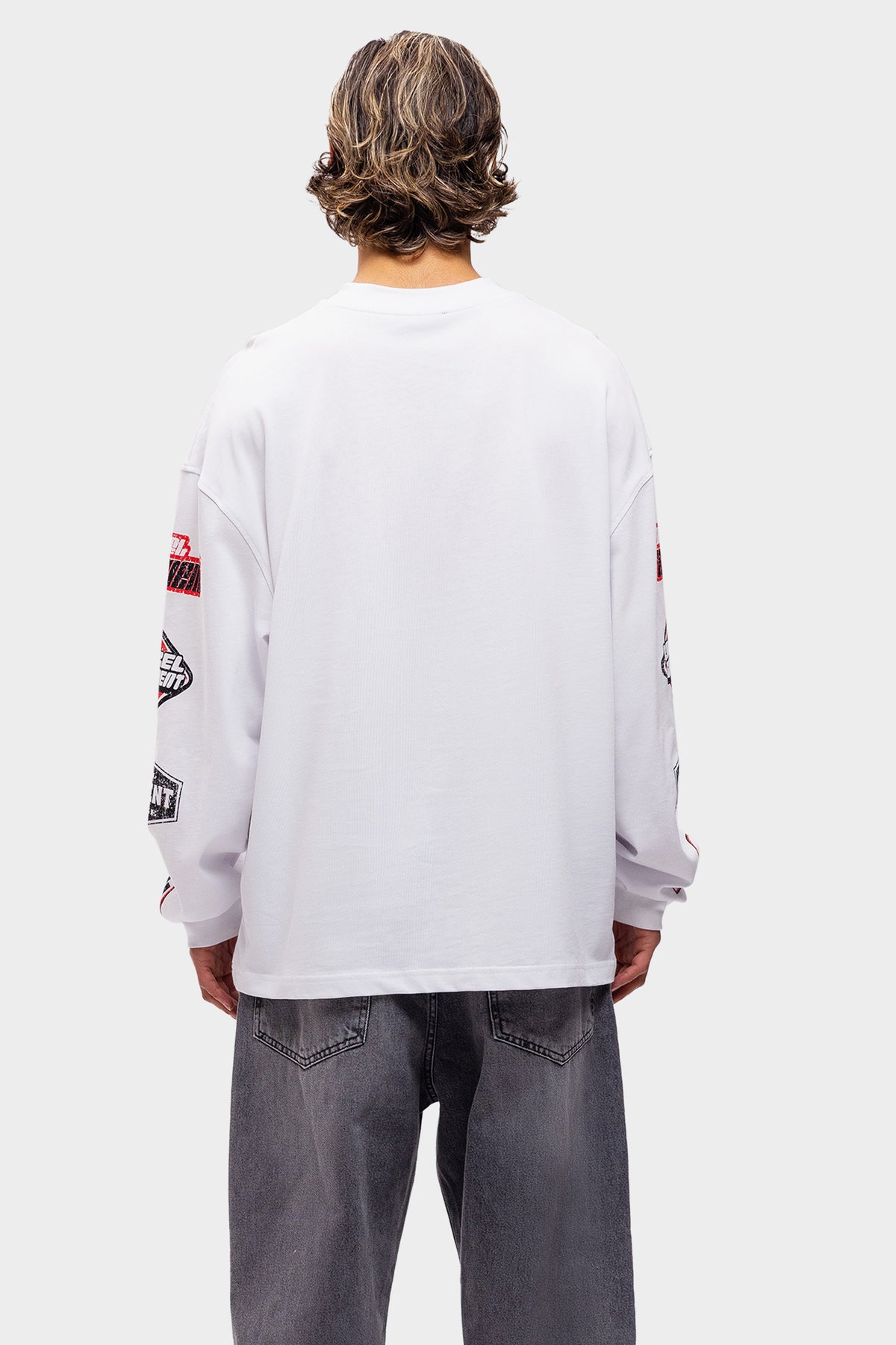 achterkant van de witte longsleeve, los vallend model met mouwprints