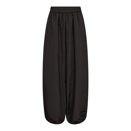 flatlay van de thalia harem tall pant black met pofmouw-effect onderaan
